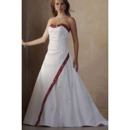 Elegante abito da sposa formale lungo fino al pavimento con spacco frontale