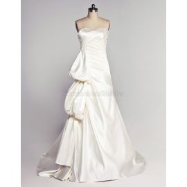 Esclusivo abito da sposa stile sirena con drappeggio laterale e scollo a cuore