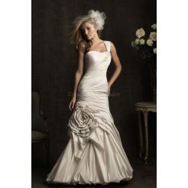 Attraente abito da sposa in taffetà stile sirena con corpetto a pieghe