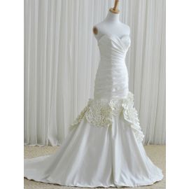 Eleganti abiti da sposa a sirena in raso con balze e fiori in tessuto