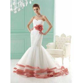 Eleganti abiti da sposa color sirena con scollo a cuore