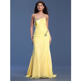 Elegante abito da laurea lungo giallo con strascico
