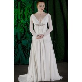 Un abito da sposa alla moda con vita a metà schiena e linea impero