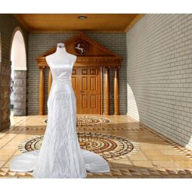 Incantevole abito da sposa con strascico da cappella in raso senza spalline