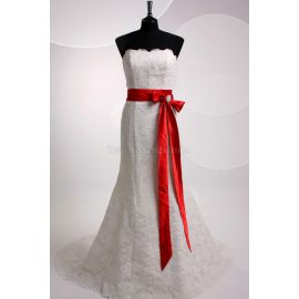 Elegante abito da sposa formale lungo fino al pavimento con cintura