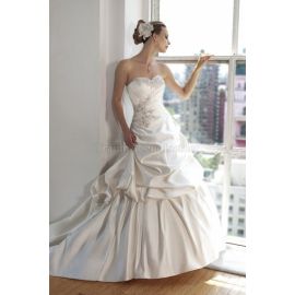 Classico abito da sposa glamour con perline e applique