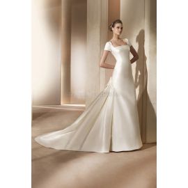 Classico abito da sposa lungo fino al pavimento con scollo verticale e maniche corte