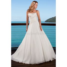 Elegante abito da sposa lungo fino al pavimento con strascico con corpetto plissettato