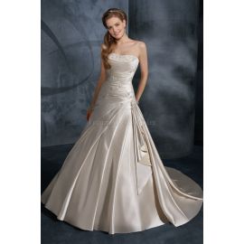 Classico abito da sposa lungo fino al pavimento con drappeggio laterale e corpetto plissettato