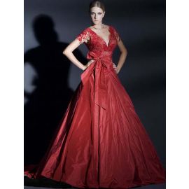 Elegante abito da sposa a trapezio rosso con maniche