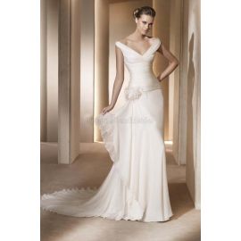 Elegante abito da sposa lungo fino ai piedi con maniche ad aletta e corpetto plissettato