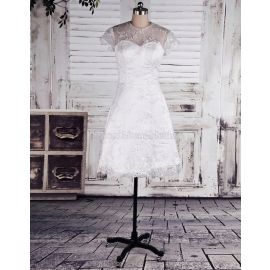 Elegante abito da sposa al ginocchio a maniche corte con applique